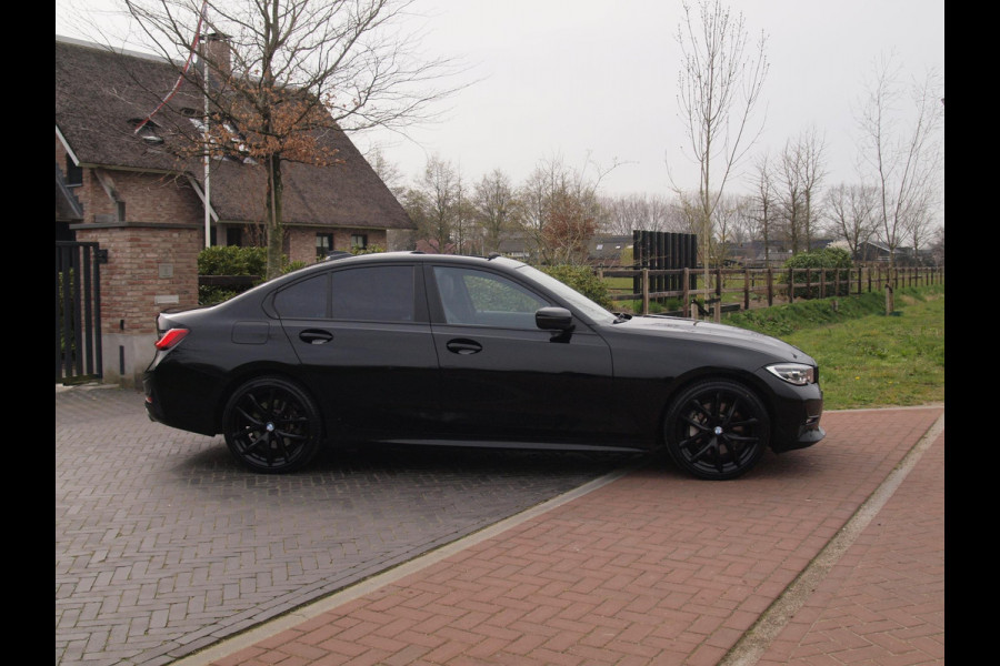 BMW 3-serie 330e | Panoramadak | Harman Kardon | Apple Carplay | Leer | 19 Inch |