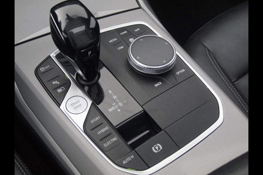 BMW 3-serie 330e | Panoramadak | Harman Kardon | Apple Carplay | Leer | 19 Inch |