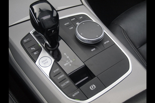 BMW 3-serie 330e | Panoramadak | Harman Kardon | Apple Carplay | Leer | 19 Inch |