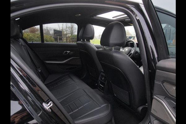 BMW 3-serie 330e | Panoramadak | Harman Kardon | Apple Carplay | Leer | 19 Inch |