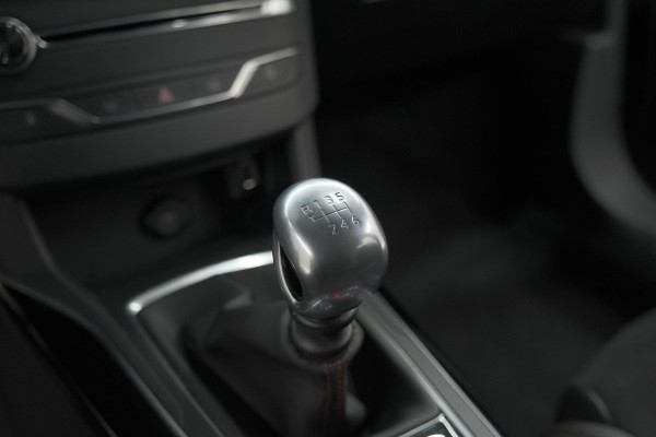 Peugeot 308 SW PureTech 130 GT-line | Trekhaak | Panoramadak | Camera | Alcantara Bekleding | Dodehoekdetectie