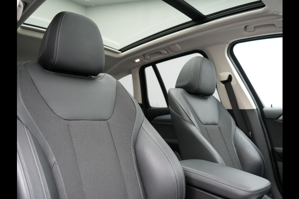 BMW X3 xDrive30e Sportline PHEV 293pk Dealer O.H | Trekhaak Af Fabriek | Panodak | Head Up | Sportstoelen Verwarmd | Sfeerverlichting | Keyless | Apple Carplay | LED Koplampen | Blis | Navigatie | DAB | Cruise Control | Plug In Hybrid |