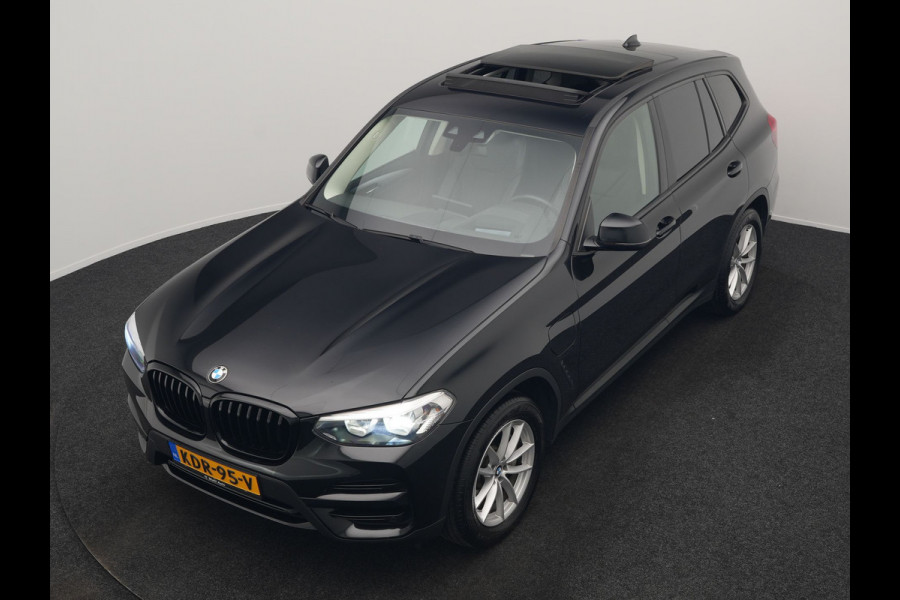 BMW X3 xDrive30e Sportline PHEV 293pk Dealer O.H | Trekhaak Af Fabriek | Panodak | Head Up | Sportstoelen Verwarmd | Sfeerverlichting | Keyless | Apple Carplay | LED Koplampen | Blis | Navigatie | DAB | Cruise Control | Plug In Hybrid |