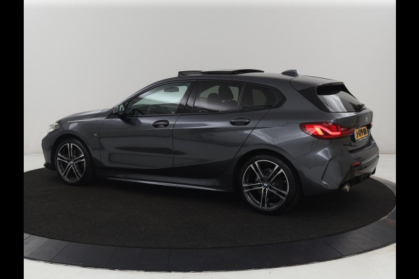 BMW 1-serie 118i M Sport | Panoramadak | Stoelverwarming | Harman/Kardon | Camera | Live Cockpit | Carplay | Sfeerverlichting | Sportstoelen | Full LED | Navigatie | Half leder | Park Assist | Climate control