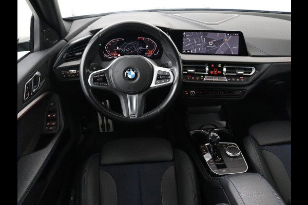 BMW 1-serie 118i M Sport | Panoramadak | Stoelverwarming | Harman/Kardon | Camera | Live Cockpit | Carplay | Sfeerverlichting | Sportstoelen | Full LED | Navigatie | Half leder | Park Assist | Climate control