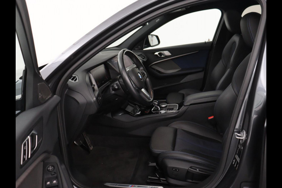 BMW 1-serie 118i M Sport | Panoramadak | Stoelverwarming | Harman/Kardon | Camera | Live Cockpit | Carplay | Sfeerverlichting | Sportstoelen | Full LED | Navigatie | Half leder | Park Assist | Climate control