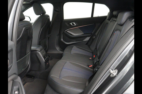 BMW 1-serie 118i M Sport | Panoramadak | Stoelverwarming | Harman/Kardon | Camera | Live Cockpit | Carplay | Sfeerverlichting | Sportstoelen | Full LED | Navigatie | Half leder | Park Assist | Climate control