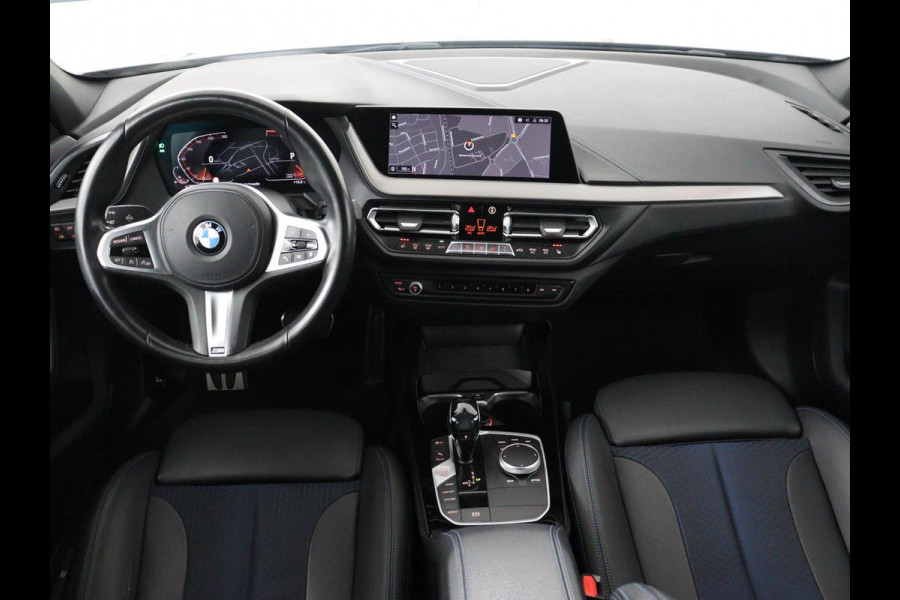 BMW 1-serie 118i M Sport | Panoramadak | Stoelverwarming | Harman/Kardon | Camera | Live Cockpit | Carplay | Sfeerverlichting | Sportstoelen | Full LED | Navigatie | Half leder | Park Assist | Climate control