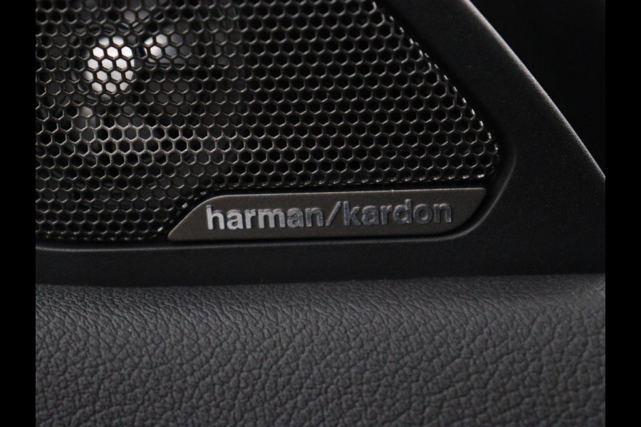 BMW 1-serie 118i M Sport | Panoramadak | Stoelverwarming | Harman/Kardon | Camera | Live Cockpit | Carplay | Sfeerverlichting | Sportstoelen | Full LED | Navigatie | Half leder | Park Assist | Climate control