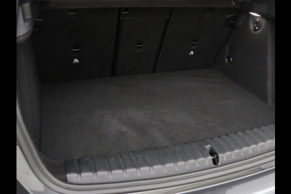 BMW 1-serie 118i M Sport | Panoramadak | Stoelverwarming | Harman/Kardon | Camera | Live Cockpit | Carplay | Sfeerverlichting | Sportstoelen | Full LED | Navigatie | Half leder | Park Assist | Climate control