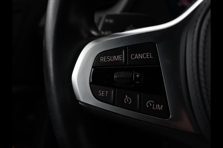 BMW 1-serie 118i M Sport | Panoramadak | Stoelverwarming | Harman/Kardon | Camera | Live Cockpit | Carplay | Sfeerverlichting | Sportstoelen | Full LED | Navigatie | Half leder | Park Assist | Climate control