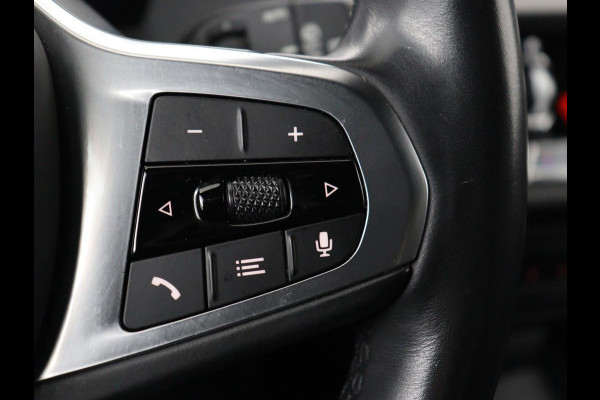 BMW 1-serie 118i M Sport | Panoramadak | Stoelverwarming | Harman/Kardon | Camera | Live Cockpit | Carplay | Sfeerverlichting | Sportstoelen | Full LED | Navigatie | Half leder | Park Assist | Climate control