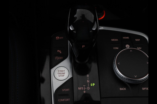 BMW 1-serie 118i M Sport | Panoramadak | Stoelverwarming | Harman/Kardon | Camera | Live Cockpit | Carplay | Sfeerverlichting | Sportstoelen | Full LED | Navigatie | Half leder | Park Assist | Climate control