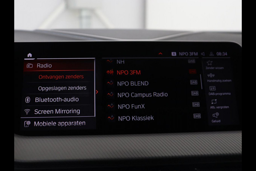 BMW 1-serie 118i M Sport | Panoramadak | Stoelverwarming | Harman/Kardon | Camera | Live Cockpit | Carplay | Sfeerverlichting | Sportstoelen | Full LED | Navigatie | Half leder | Park Assist | Climate control