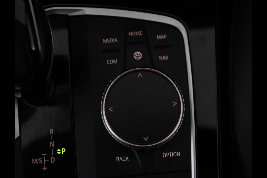 BMW 1-serie 118i M Sport | Panoramadak | Stoelverwarming | Harman/Kardon | Camera | Live Cockpit | Carplay | Sfeerverlichting | Sportstoelen | Full LED | Navigatie | Half leder | Park Assist | Climate control