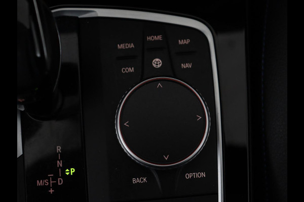 BMW 1-serie 118i M Sport | Panoramadak | Stoelverwarming | Harman/Kardon | Camera | Live Cockpit | Carplay | Sfeerverlichting | Sportstoelen | Full LED | Navigatie | Half leder | Park Assist | Climate control