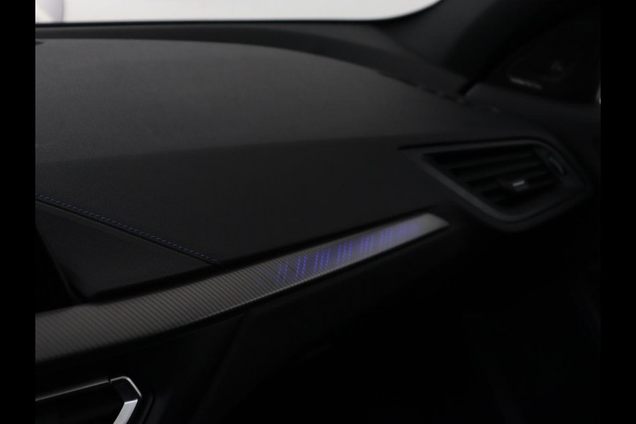 BMW 1-serie 118i M Sport | Panoramadak | Stoelverwarming | Harman/Kardon | Camera | Live Cockpit | Carplay | Sfeerverlichting | Sportstoelen | Full LED | Navigatie | Half leder | Park Assist | Climate control