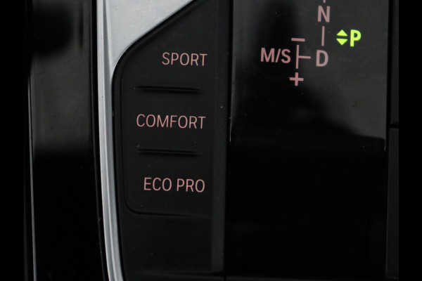 BMW 1-serie 118i M Sport | Panoramadak | Stoelverwarming | Harman/Kardon | Camera | Live Cockpit | Carplay | Sfeerverlichting | Sportstoelen | Full LED | Navigatie | Half leder | Park Assist | Climate control