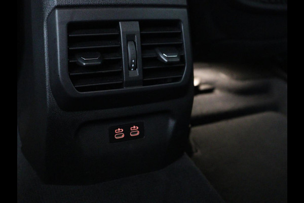 BMW 1-serie 118i M Sport | Panoramadak | Stoelverwarming | Harman/Kardon | Camera | Live Cockpit | Carplay | Sfeerverlichting | Sportstoelen | Full LED | Navigatie | Half leder | Park Assist | Climate control