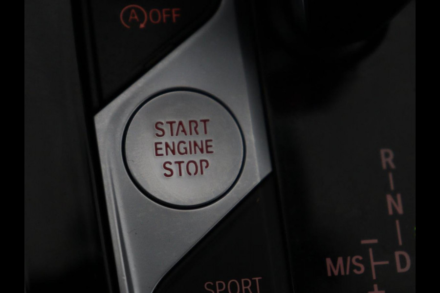 BMW 1-serie 118i M Sport | Panoramadak | Stoelverwarming | Harman/Kardon | Camera | Live Cockpit | Carplay | Sfeerverlichting | Sportstoelen | Full LED | Navigatie | Half leder | Park Assist | Climate control