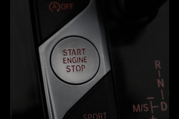 BMW 1-serie 118i M Sport | Panoramadak | Stoelverwarming | Harman/Kardon | Camera | Live Cockpit | Carplay | Sfeerverlichting | Sportstoelen | Full LED | Navigatie | Half leder | Park Assist | Climate control