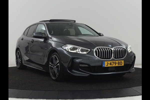 BMW 1-serie 118i M Sport | Panoramadak | Stoelverwarming | Harman/Kardon | Camera | Live Cockpit | Carplay | Sfeerverlichting | Sportstoelen | Full LED | Navigatie | Half leder | Park Assist | Climate control