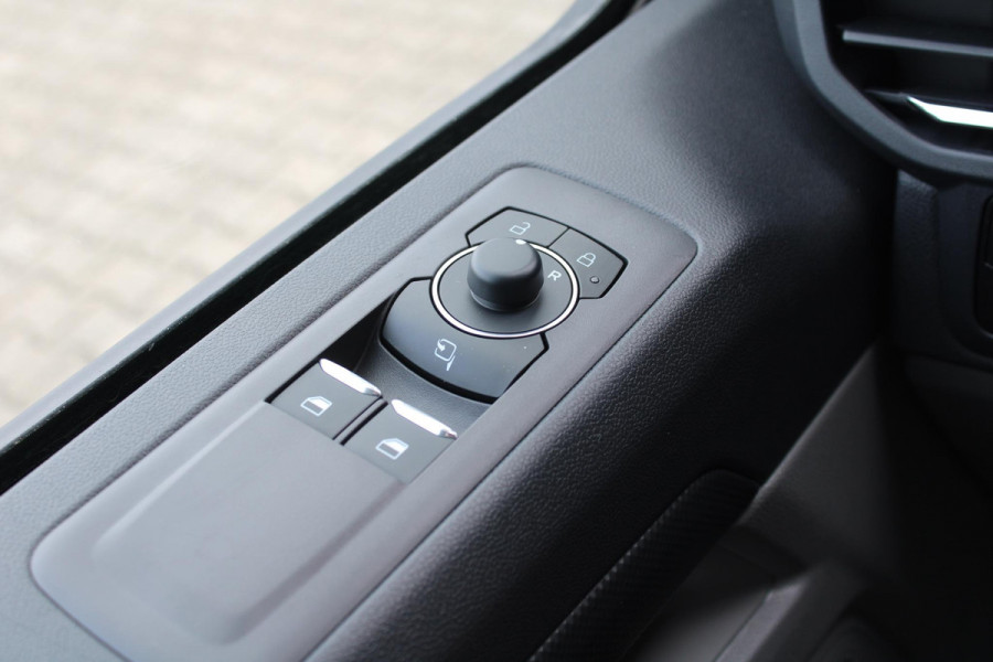 Ford Transit Custom 340 2.5 PHEV L2H1 Limited 233pk | Kombi | Incl. BTW/BPM | Dubbele zijschuifdeur | Privacy Glass | Inklapbare trekhaak | 17 inch lichtmetalen velgen | Driver Assistance Pack Premium | Verwarmbaar stuurwiel