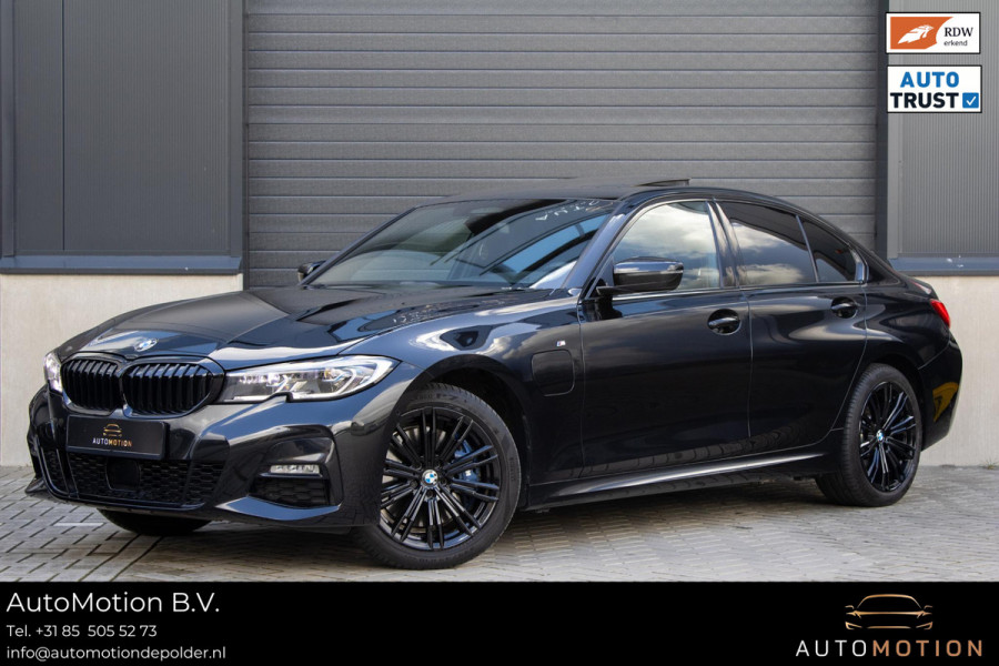 BMW 3-serie 330e PANO MEMORY M PAKKET CAMERA HUD TREKHAAK