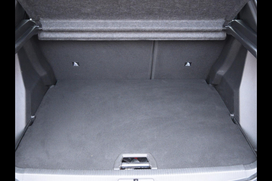 Peugeot e-2008 EV GT Avantage 54 kWh 3 FASE | NAVI & CARPLAY | CAMERA MET SENSOREN | E.C.C. |