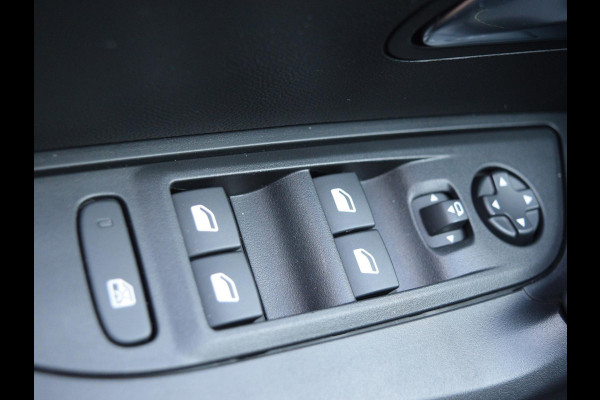 Peugeot e-2008 EV GT Avantage 54 kWh 3 FASE | NAVI & CARPLAY | CAMERA MET SENSOREN | E.C.C. |