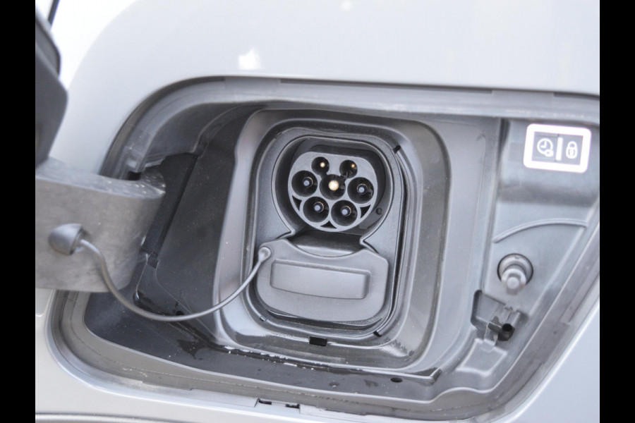 Peugeot e-2008 EV GT Avantage 54 kWh 3 FASE | NAVI & CARPLAY | CAMERA MET SENSOREN | E.C.C. |