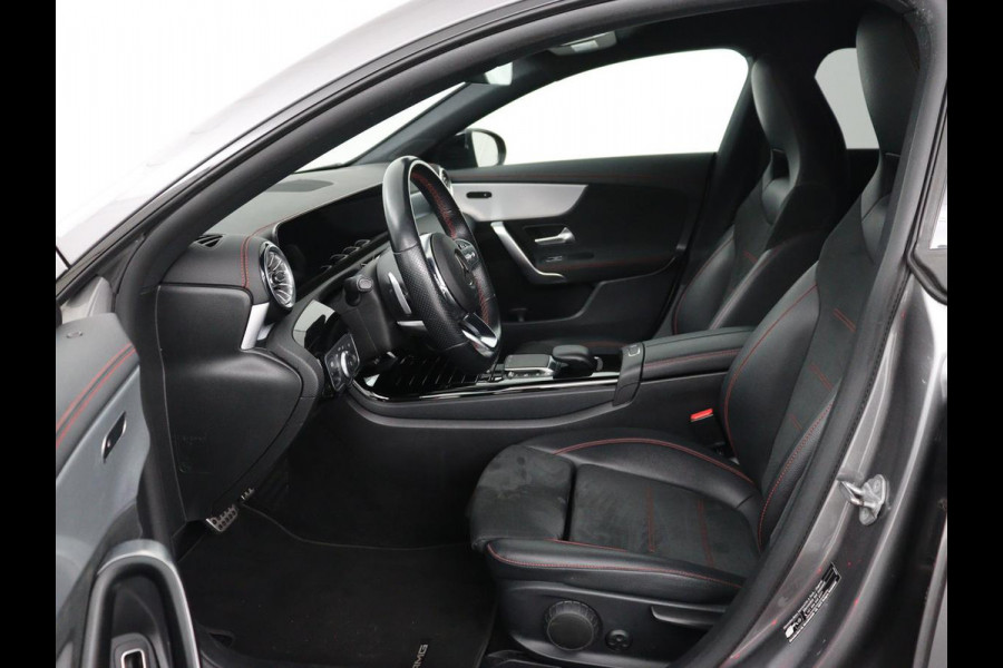 Mercedes-Benz CLA-Klasse Shooting Brake 250e AMG Limited | Stoelverwarming | Carplay | Leder/Alcantara | Camera | Sfeerverlichting | Navigatie | Park Assist | Widescreen | Dodehoek detectie | PHEV | Plug In