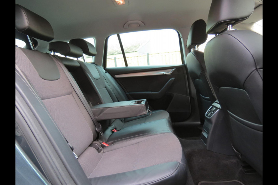 Škoda Octavia Combi 1.5 TSI 150PK Greentech Business Edition AUTOMAAT | DEALER ONDERHOUDEN | STOELVERWARMING | HALF LEDER | NAVI |