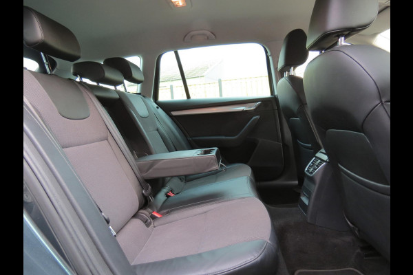 Škoda Octavia Combi 1.5 TSI 150PK Greentech Business Edition AUTOMAAT | DEALER ONDERHOUDEN | STOELVERWARMING | HALF LEDER | NAVI |