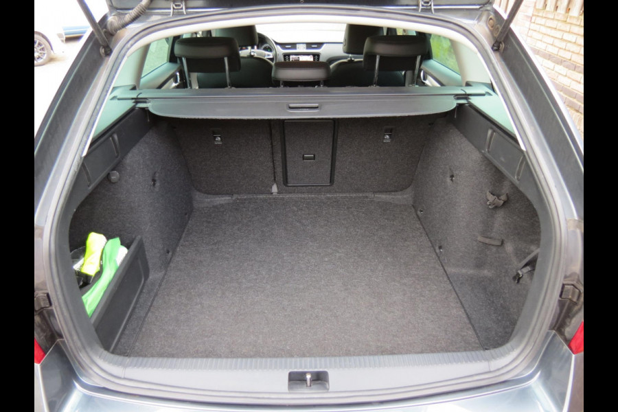 Škoda Octavia Combi 1.5 TSI 150PK Greentech Business Edition AUTOMAAT | DEALER ONDERHOUDEN | STOELVERWARMING | HALF LEDER | NAVI |