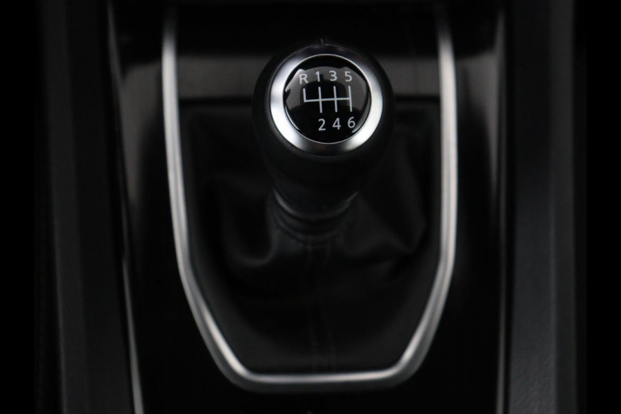 Nissan QASHQAI 1.3 MHEV Acenta | Panoramadak | Adaptive cruise | Carplay | Camera | Keyless | Dodehoek detectie | Parkeerhulp | Climate control | DAB | Getint glas