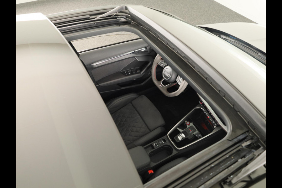 Audi RS 3 Limousine 2.5 TFSI quattro 400pk | Panoramadak | Verlengde garantie | 3-spaaks sport afgevlakt stuurwiel | Adaptief onderstel | SONOS Premium 3D Audio