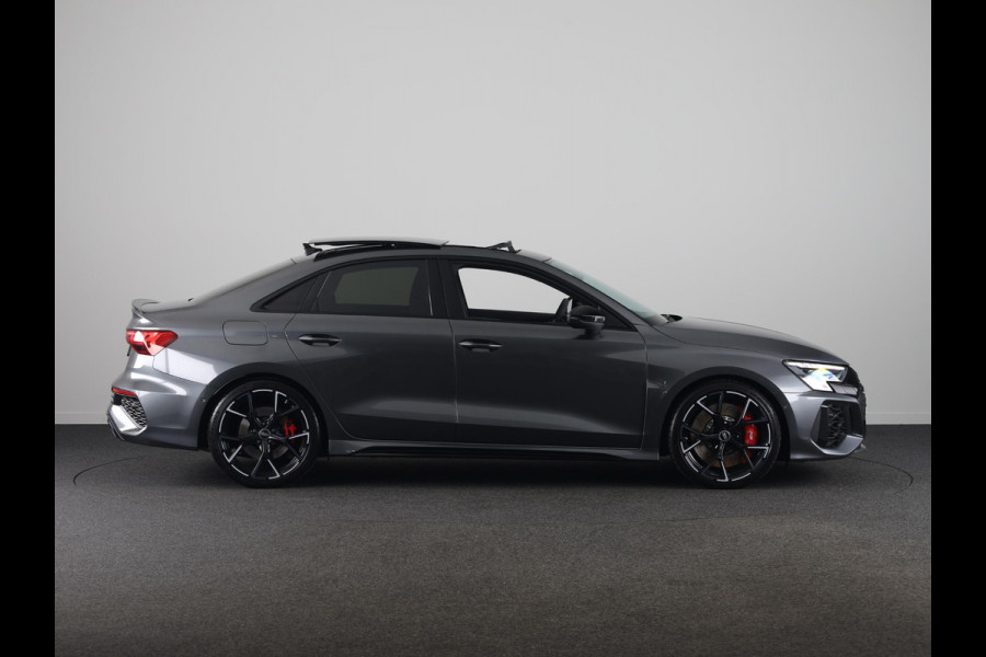 Audi RS 3 Limousine 2.5 TFSI quattro 400pk | Panoramadak | Verlengde garantie | 3-spaaks sport afgevlakt stuurwiel | Adaptief onderstel | SONOS Premium 3D Audio