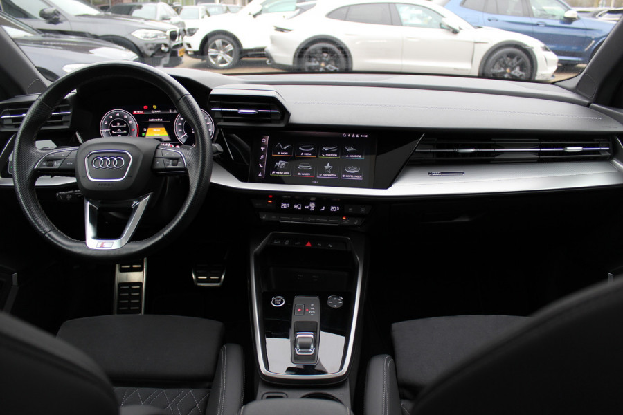 Audi A3 Sportback 45 TFSI e S edition Competition / Camera / Panoramadak / Head-up / RS Seats / B&O / Elektr. stoelen / 19'' / CarPlay / Stoelmassage+Verwarming / Dodehoek / DAB / ACC