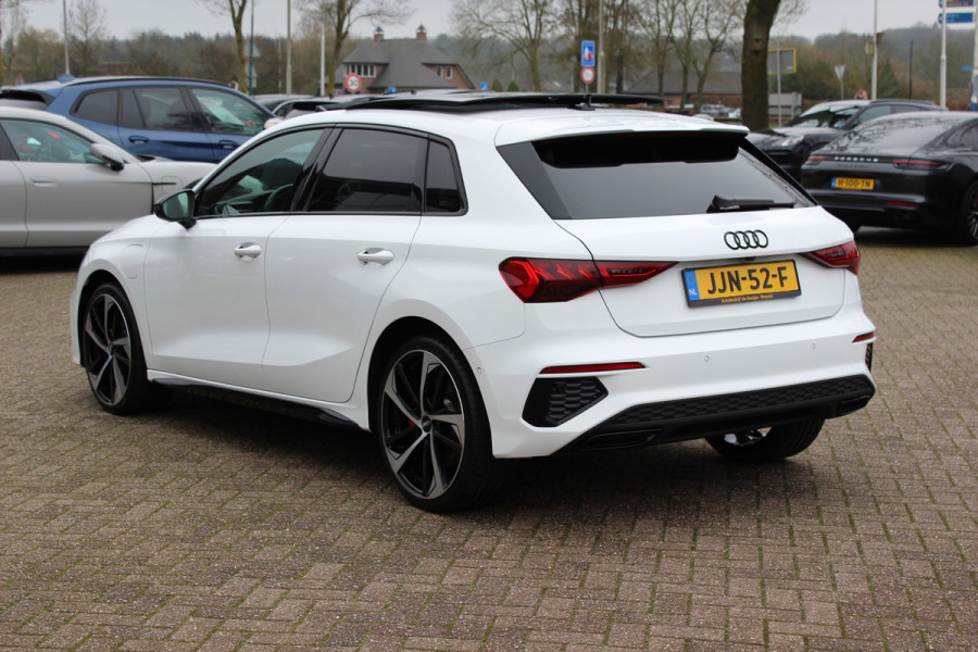 Audi A3 Sportback 45 TFSI e S edition Competition / Camera / Panoramadak / Head-up / RS Seats / B&O / Elektr. stoelen / 19'' / CarPlay / Stoelmassage+Verwarming / Dodehoek / DAB / ACC