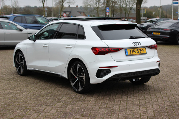 Audi A3 Sportback 45 TFSI e S edition Competition / Camera / Panoramadak / Head-up / RS Seats / B&O / Elektr. stoelen / 19'' / CarPlay / Stoelmassage+Verwarming / Dodehoek / DAB / ACC