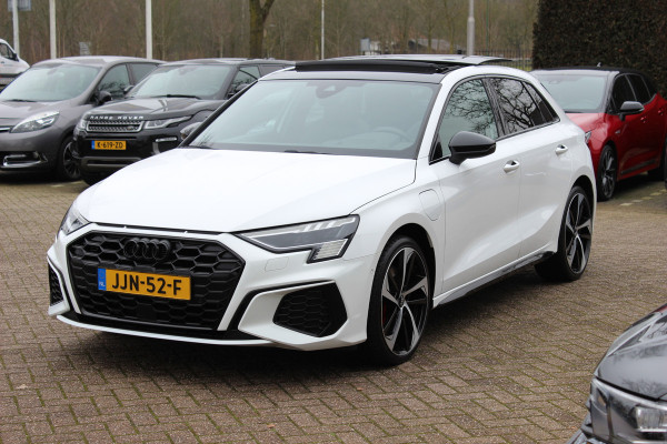 Audi A3 Sportback 45 TFSI e S edition Competition / Camera / Panoramadak / Head-up / RS Seats / B&O / Elektr. stoelen / 19'' / CarPlay / Stoelmassage+Verwarming / Dodehoek / DAB / ACC