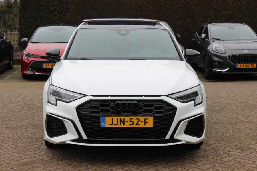 Audi A3 Sportback 45 TFSI e S edition Competition / Camera / Panoramadak / Head-up / RS Seats / B&O / Elektr. stoelen / 19'' / CarPlay / Stoelmassage+Verwarming / Dodehoek / DAB / ACC