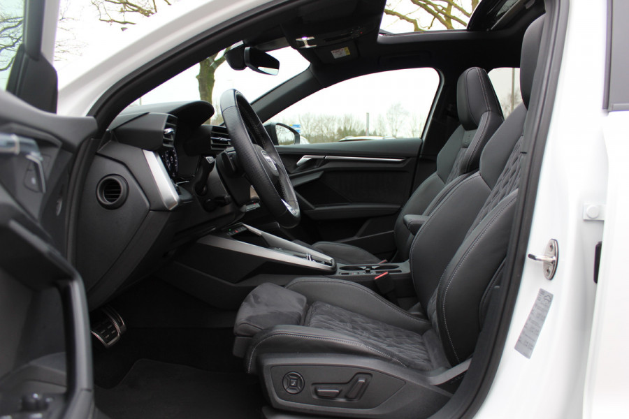 Audi A3 Sportback 45 TFSI e S edition Competition / Camera / Panoramadak / Head-up / RS Seats / B&O / Elektr. stoelen / 19'' / CarPlay / Stoelmassage+Verwarming / Dodehoek / DAB / ACC