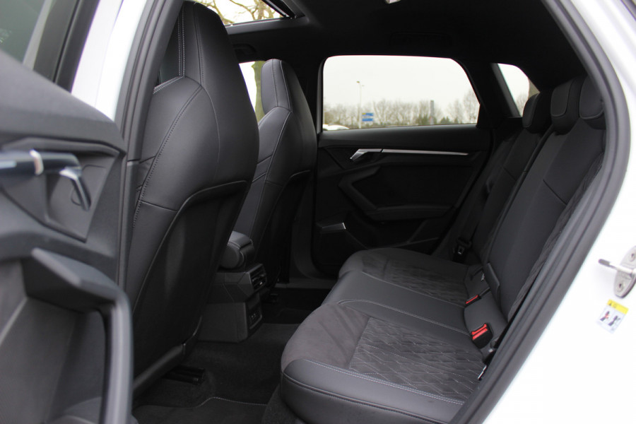 Audi A3 Sportback 45 TFSI e S edition Competition / Camera / Panoramadak / Head-up / RS Seats / B&O / Elektr. stoelen / 19'' / CarPlay / Stoelmassage+Verwarming / Dodehoek / DAB / ACC