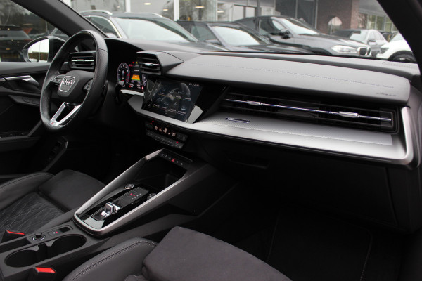 Audi A3 Sportback 45 TFSI e S edition Competition / Camera / Panoramadak / Head-up / RS Seats / B&O / Elektr. stoelen / 19'' / CarPlay / Stoelmassage+Verwarming / Dodehoek / DAB / ACC