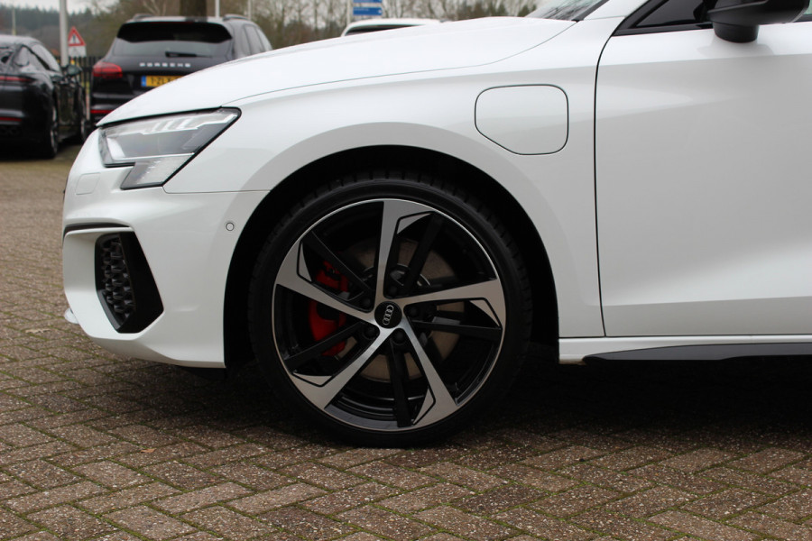 Audi A3 Sportback 45 TFSI e S edition Competition / Camera / Panoramadak / Head-up / RS Seats / B&O / Elektr. stoelen / 19'' / CarPlay / Stoelmassage+Verwarming / Dodehoek / DAB / ACC