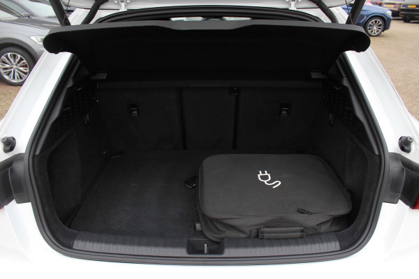 Audi A3 Sportback 45 TFSI e S edition Competition / Camera / Panoramadak / Head-up / RS Seats / B&O / Elektr. stoelen / 19'' / CarPlay / Stoelmassage+Verwarming / Dodehoek / DAB / ACC