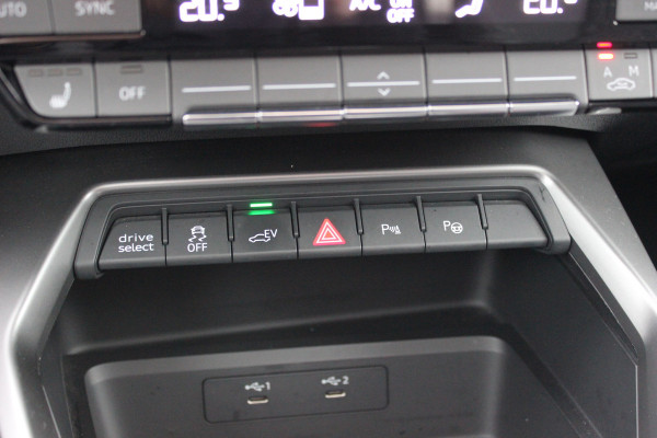 Audi A3 Sportback 45 TFSI e S edition Competition / Camera / Panoramadak / Head-up / RS Seats / B&O / Elektr. stoelen / 19'' / CarPlay / Stoelmassage+Verwarming / Dodehoek / DAB / ACC
