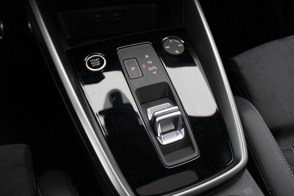 Audi A3 Sportback 45 TFSI e S edition Competition / Camera / Panoramadak / Head-up / RS Seats / B&O / Elektr. stoelen / 19'' / CarPlay / Stoelmassage+Verwarming / Dodehoek / DAB / ACC